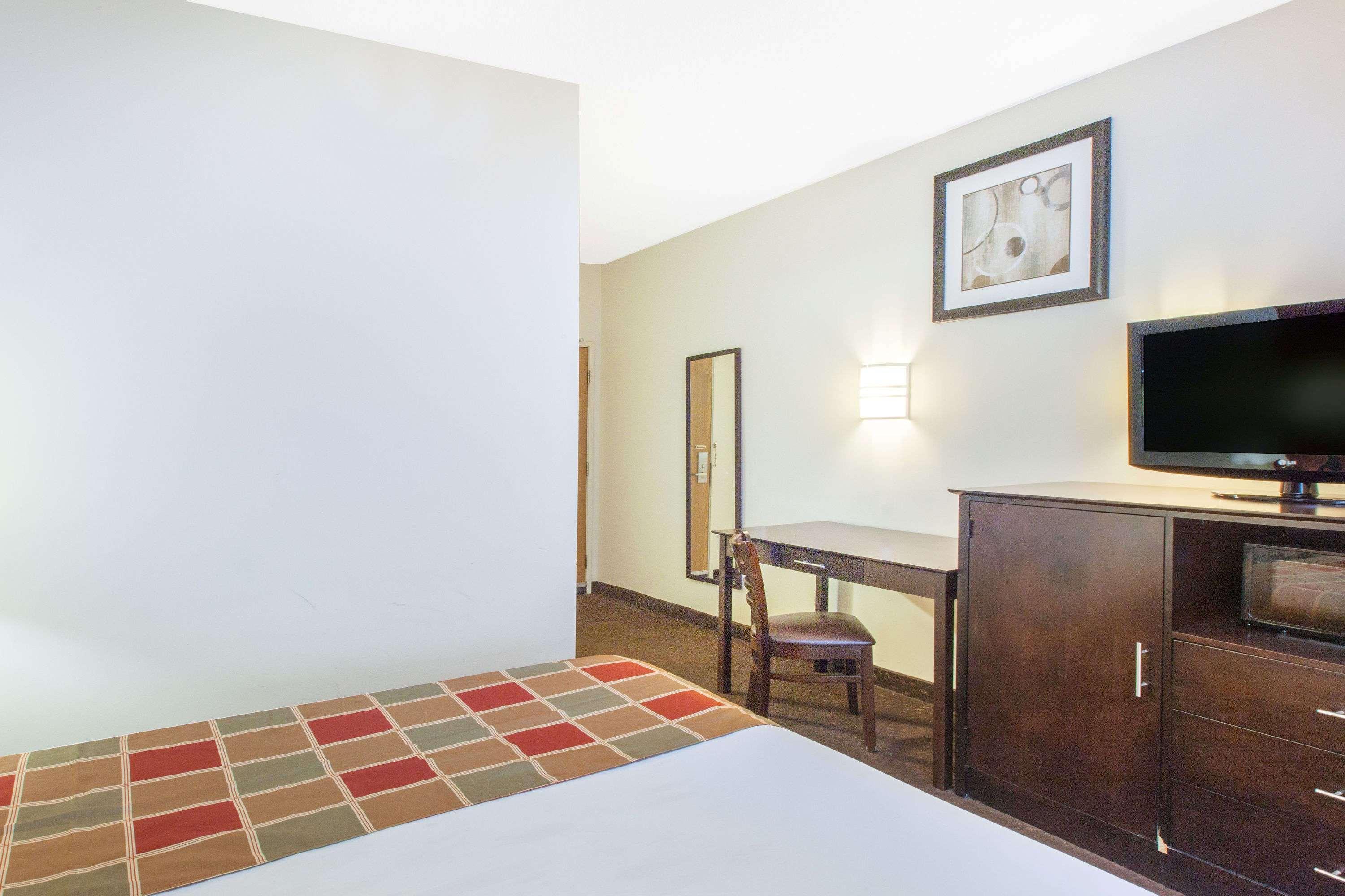 Travelodge By Wyndham Romulus Detroit Airport Exterior photo